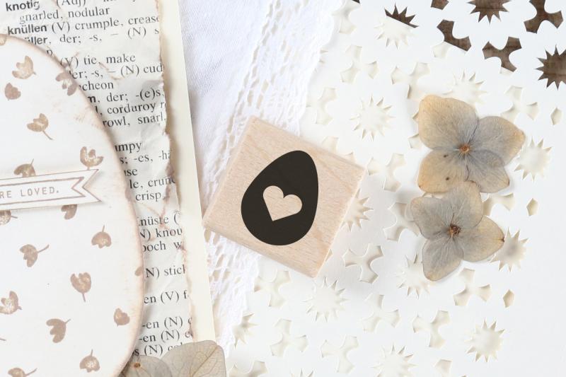Rubber stamp - Egg with heart-shaped cutout
